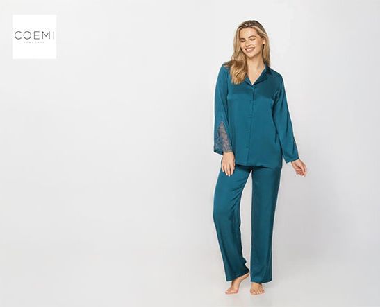 Das Model trägt einen türkisfarbenen Pyjama der Lingerie-Marke Coemi.