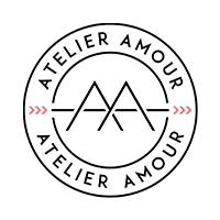 Kreisförmiges Logo mit schwarzer Schrift Atelier Amour.