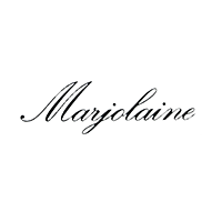 Schriftzug "Marjolaine" in schwarz auf weißem Grund.