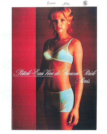 Model der 70er Jahre trägt Dessous von Simone Pérèle aus der Serie "petale".