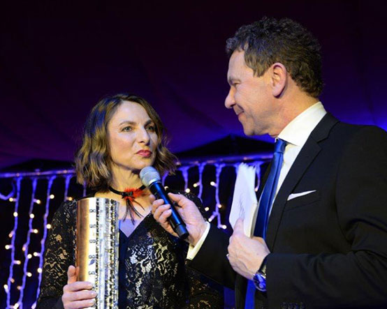 Caroline Kratzsch gewinnt den Sous Award 2018 und wird von TV-Moderator Roman Roell interviewt.